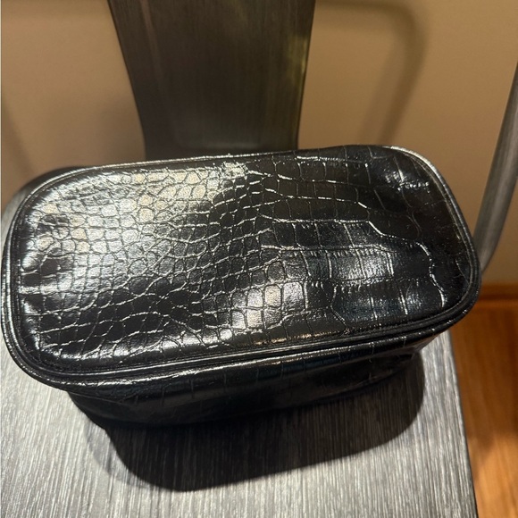 Estee Lauder Black Cosmetic Bag with Gold Zipper - Picture 7 of 9